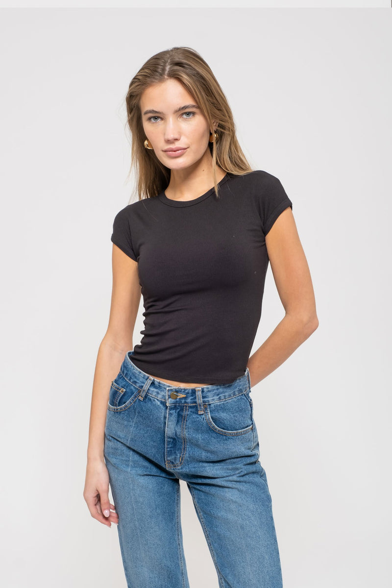 ROUND NECK SHORT SLEEVE SWEATER KNIT TOP in Black
